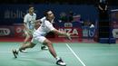 Ganda putra Indonesia, Fajar Alfian / Muhammad Rian, mengembalikan kok saat melawan Takuro Hoki / Yugo Kobayashi pada Indonesia Open 2019 di Istora Senayan, Jumat (19/7). Fajar / Rian kalah 19-21 dan 12-21. (Bola.com/Yoppy Renato)
