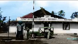 Tentara sedang mengisi bensin mobilnya di daerah Purwokerto, Jawa tengah pada Juli 1947. (Source: Instagram/@foto_djadoel)