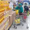 Pengunjung memasukkan minyak goreng kemasan ke dalam keranjang belanja di toko digital Scan and Go, CBD Ciledug, Tangerang, Banten, Rabu (8/3/2023). Sejumlah sektor usaha yakni ritel, makanan minuman, dan fesyen diprediksi bakal melonjak saat momen Ramadan tahun ini. (Liputan6.com/Angga Yuniar)