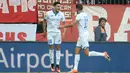 Pemain Hoffenheim, Kerem Demirbay (Kanan) dan rekannya Nadiem Amiri merayakan gol ke gawang Bayern Munich pada laga Bundesliga di Stadion Alianz Arena, Munich, (5/11/2016). (EPA/Andreas Gebert)