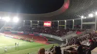Suporter memadati Stadion Manahan, Solo saat&nbsp;Timnas Indonesia bentrok dengan Laos pada laga kedua Grup B Piala AFF 2024, Kamis (12/12/2024) malam WIB. Sayangnya, Tim Garuda harus puas bermain imbang 3-3 kontra Laos. (Bola.com/Ana Dewi)