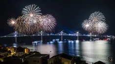 Kembang api menghiasi langit di lokasi pembangunan Jembatan Peljesac di Komarna, Kroasia, Kamis (29/7/2021).  Jembatan Peljesac yang didanai Uni Eropa di Kroasia selatan yang dibangun oleh perusahaan milik negara China dibuka Rabu malam. (AP Photo)