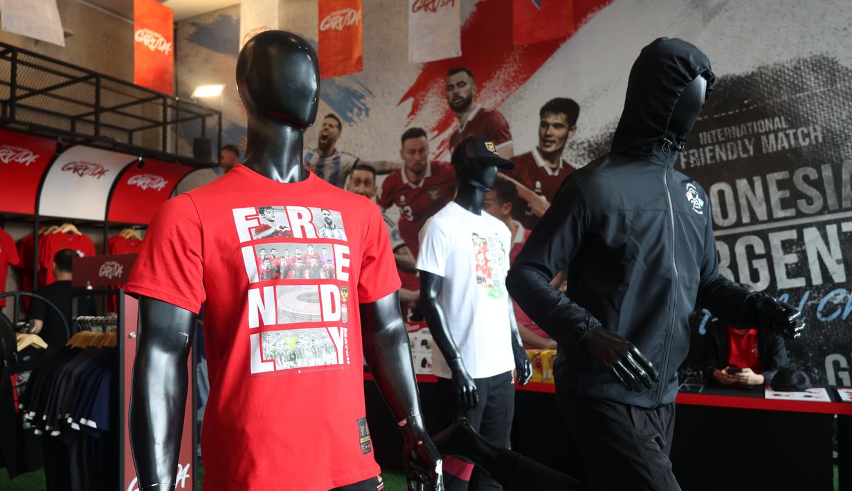 Merchandise berupa kaus, jaket, dan topi yang didesain khusus jelang pertandingan FIFA Matchday 2023 antara Timnas Indonesia vs Argentina di Official Garuda Store, Jakarta, Sabtu (17/6/2023). (Bola.com/Abdul Aziz)