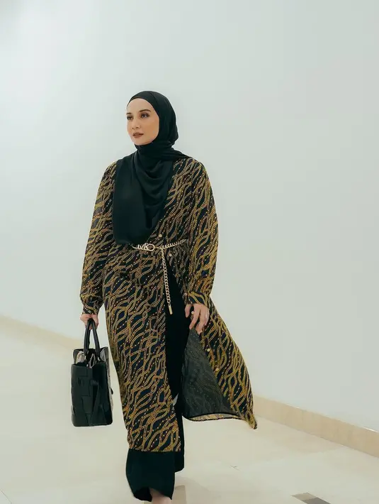 <p>Kunci tampil elegan dan berkelas adalah mewah yang tidak mencolok. Pilih aksesori yang sederhana namun tetap memukau. Seperti belt kecil yang digunakan Zaskia Sungkar. [Instagram/zaskiasungkar15]</p>