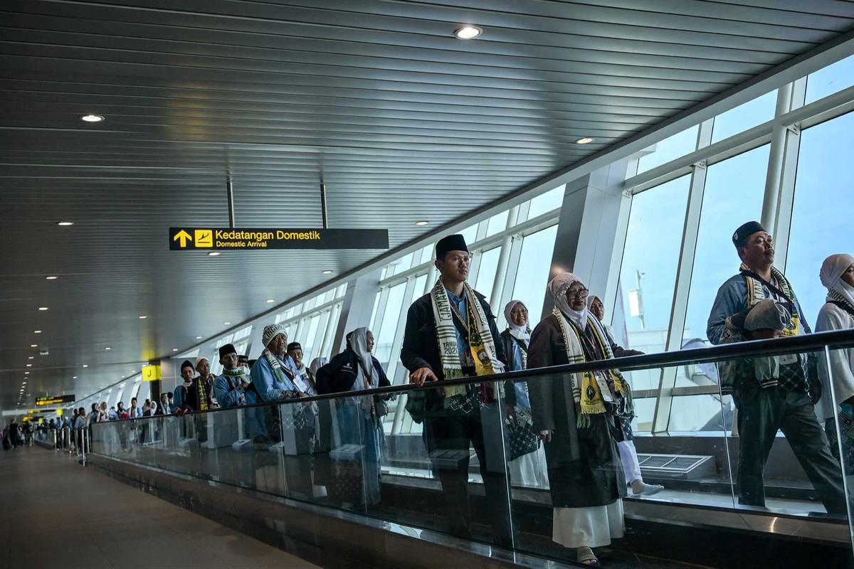 FOTO: Kloter Pertama Jemaah Haji Embarkasi Surabaya Berangkat ke Tanah Suci