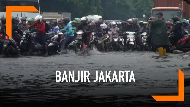 Hujan lebat yang mengguyur Jakarta membuat jalanan Cakung-Cilincing terendam genangan air.