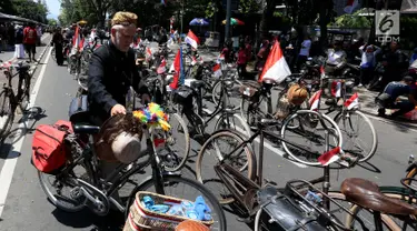 Paguyuban Sepeda Baheula Bandung melakukan persiapan sebelum dimulainya Karnaval Kemerdekaan Pesona Parahyangan 2017 di sekitar Gedung Sate, Bandung, Sabtu (26/8). Karnaval ini akan dihadiri oleh Presiden Joko Widodo (Jokowi). (Liputan6.com/Johan Tallo)