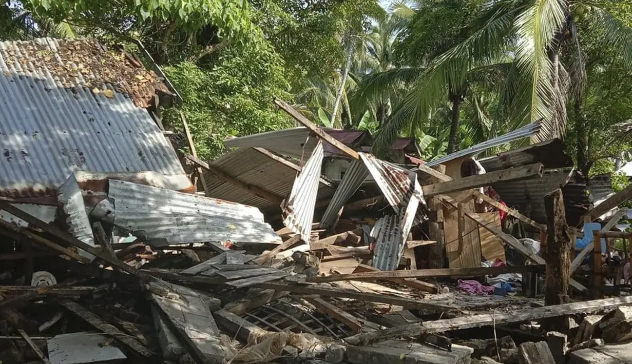 Sebuah rumah roboh akibat gempa yang melanda Cataingan, provinsi Masbate, Filipina tengah  (18/8/2020). Gempa bumi berkekuatan Magnitudo (M) 6,7 mengguncang wilayah Filipina bagian tengah pada Selasa (18/8/2020) pagi waktu setempat. (John Mark Lalaguna/Philippine National Red Cross via AP)