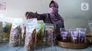 Pedagang menata dagangannya di Pojok UMKM, Kota Tangerang, Jumat (22/8/2020). Pemerintah daerah setempat meluncurkan Pojok UMKM Cibodas dalam rangka membantu pelaku usaha mempromosikan hasil produknya demi meningkatkan perekonomian wilayah di tengah pandemi COVID-19. (Liputan6.com/Angga Yuniar)