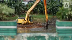 Petugas Dinas Sumber Daya Air dengan alat berat mengeruk sampah bercampur lumpur di aliran Banjir Kanal Barat, Jakarta, Rabu (14/10/2020). Pemprov DKI terus melakukan pengerukan serta pembersihan untuk mencegah pendangkalan juga mengantisipasi banjir di musim hujan. (Liputan6.com/Immanuel Antonius)