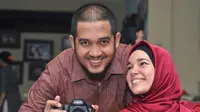 Dewi Sandra dan suaminya Agus Rahman