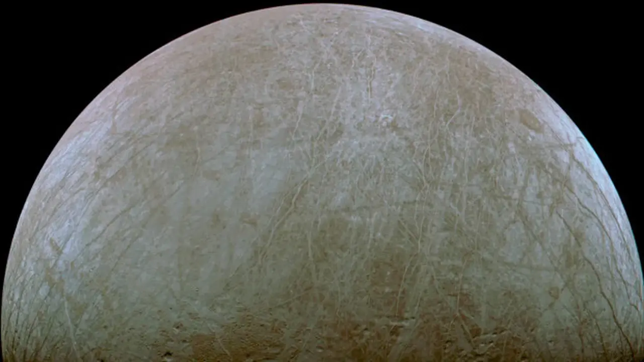 Europa, salah satu dari 72 bulan Jupiter