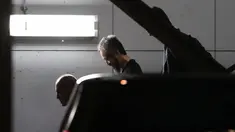 Jurnalis Jepang Jumpei Yasuda (tengah) berjalan saat tiba dari Istanbul di bandara Narita di Prefektur Chiba (25/10). Jumpei Yasuda diculik saat berada di Suriah utara sejak Juni 2015. (AFP Photo/Behrouz Mehri)
