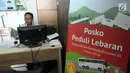 Petugas Posko Peduli Lebaran 2018 bersiap menerima aduan di Gedung B Kemenaker, Jakarta, Senin (28/5). Posko dibuka secara resmi oleh Menteri Ketenagakerjaan M Hanif Dhakiri. (Liputan6.com/Helmi Fithriansyah)