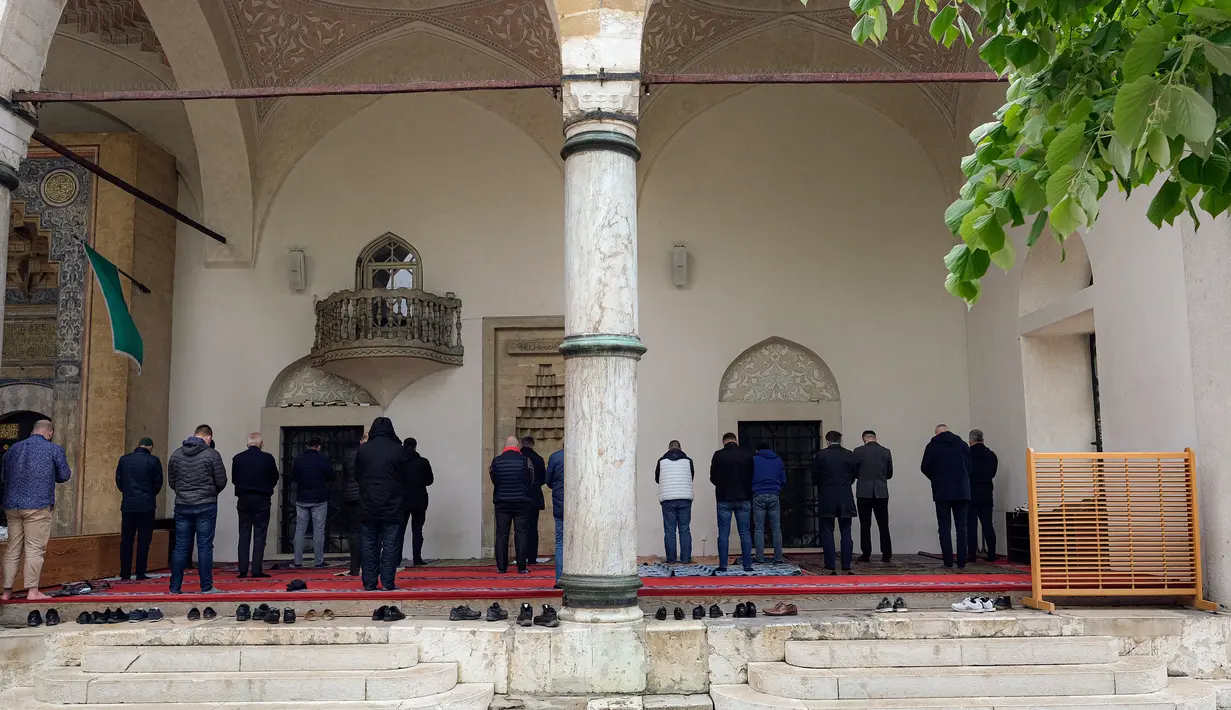 Orang-orang berdoa di masjid Begova di Sarajevo, Rabu (6/5/2020). Setelah hampir dua bulan dikurung, Bosnia membuka kembali masjid-masjid untuk Umat Muslim yang merayakan bulan suci Ramadan dengan tetap mematuhi aturan jarak sosial dan menggunakan peralatan pelindung. (AP/Kemal Softic)