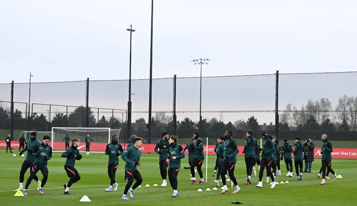 Para pemain Liverpool ambil bagian dalam sesi latihan jelang melawan Benfica pada pertandingan leg kedua perempat final Liga Champions di tempat latihan Liverpool FC di Liverpool, Inggris, 12 April 2022. Liverpool. (Paul ELLIS/AFP)