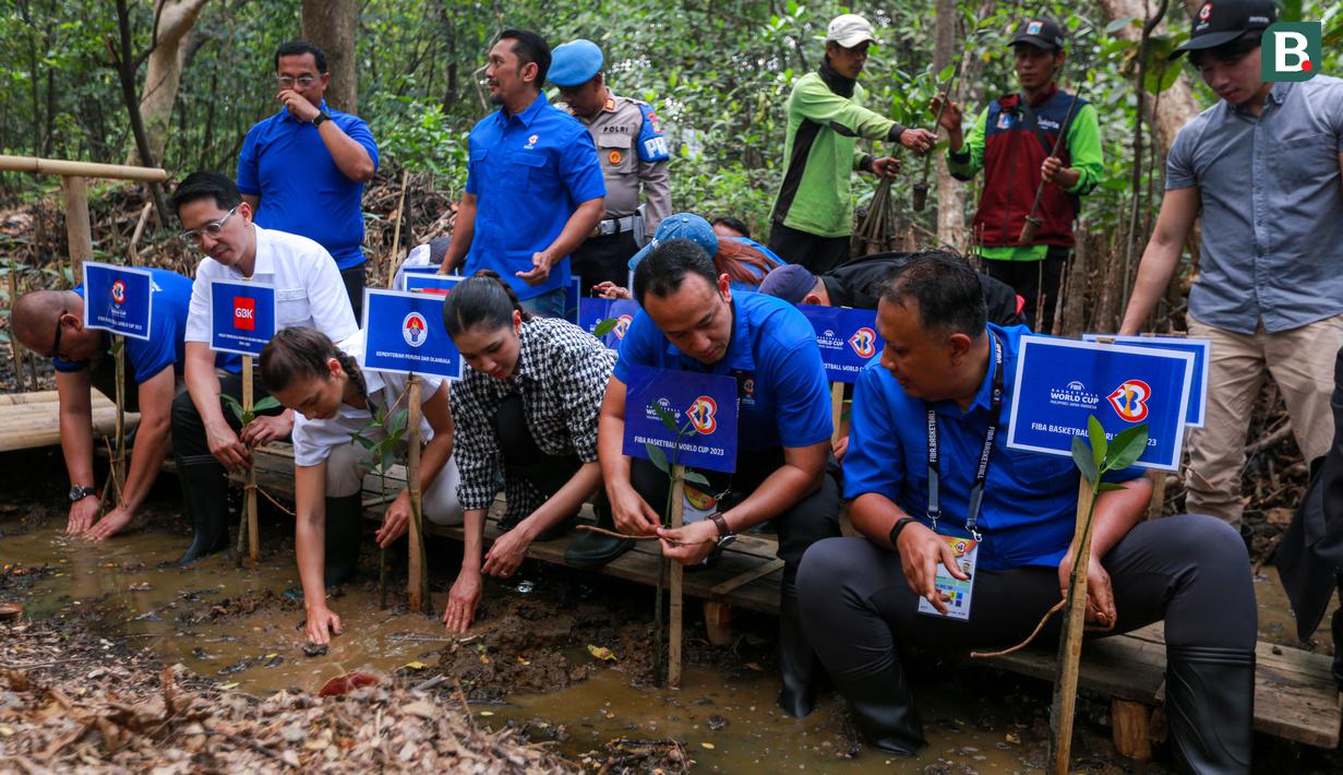 Sejumlah anggota LOC Piala Dunia FIBA 2023 dan perwakilan dari Kemenpora RI melakukan penanaman bakau pada acara penanaman bakau "Kick-off Dribbling Towards Sustainbility FIBA Basketball World Cup 2023" di Kawasan Ekowisata Mangrove PIK, Jakarta, Selasa (22/08/2023). (Bola.com/Bagaskara Lazuardi)