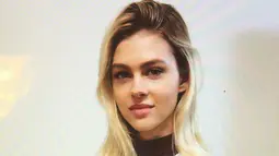 Senyum manis Nicola Peltz saat berpose yang di unggah di akun Instagram miliknya. Nicola Peltz baru-baru ini tertangkap kamera sedang jalan berdua dengan Justin Bieber usai makan malam disebuah restoran. (Instagram.com/nicolaannepeltz)