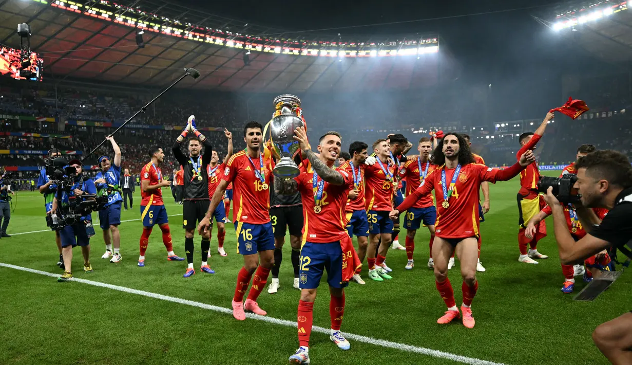 Spanyol menjadi pemegang rekor trofi Euro terbanyak. Capaian ini melewati Jerman dengan tiga gelar dan Italia serta Prancis dengan dua gelar. (INA FASSBENDER/AFP)