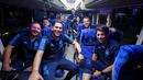 <p>Pelatih Timnas Argentina U-17, Diego Placente (kanan), bersama ofisial tim berpose di dalam bus saat tiba di Terminal 3 Bandara Soekarno Hatta, Tangerang, Banten, Rabu (1/11/2023). Pasukan Diego Placente mengejar mimpi untuk meraih gelar juara pada Piala Dunia U-17 2023. (Bola.com/Bagaskara Lazuardi)</p>