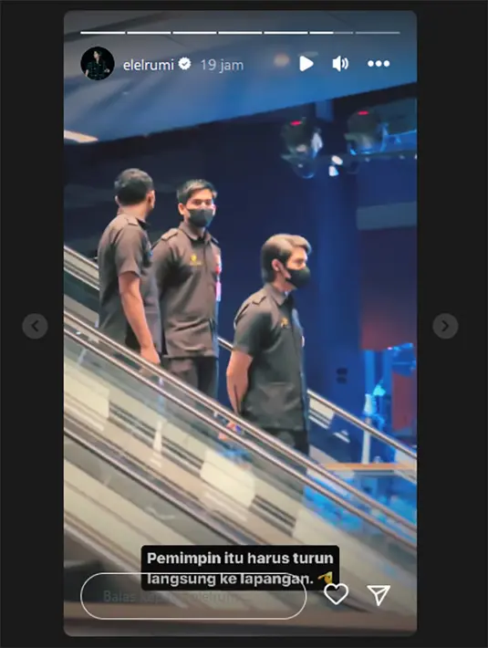 "Minggu pagi tetap semangat kerja!! Hari ini kebagian shift pagi. Tadi jam 7 pagi baru aja beres apel pagi dan sekarang lanjut muter ngecek kondisi mall.," tulis Rumi dalam unggahan berikutnya, 21 Mei.
 [Instagram/elelrumi]
