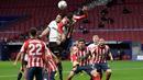 Pemain Atletico Madrid, Jose Gimenez, duel udara dengan pemain Valencia, Maxi Gomez, pada laga Liga Spanyol di Stadion Wanda Metropolitano, Minggu (24/1/2021). Atletico Madrid menang dengan skor 3-1. (AFP/Pierre Philippe Marcou)