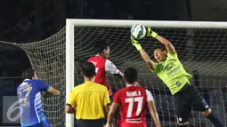 Kiper Persib, I Made Wirawan berusaha menangkap bola dari kejaran pemain Persiba pada pertandingan Piala Presiden di Stadion Jalak Harupat, Bandung, Jawa Barat, Rabu (2/9/2015). Persib menang atas Persiba dengan skor 4-0. (Liputan6.com/Herman Zakharia)