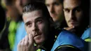 Kiper Spanyol, David De Gea duduk dibangku cadangan pada laga kualifikasi Piala Eropa 2016 melawan Slovakia di Stadion Carlos Tartiere, Spanyol, Sabtu (5/9/2015). (Reuters/Eloy Alonso)