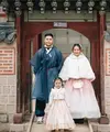 Liburan ke Korea Selatan, keluarga kecil Siti Badriah pun tampil mengenakan hanbok Korea bak keluarga kerajaan. [@sitibadriahh]