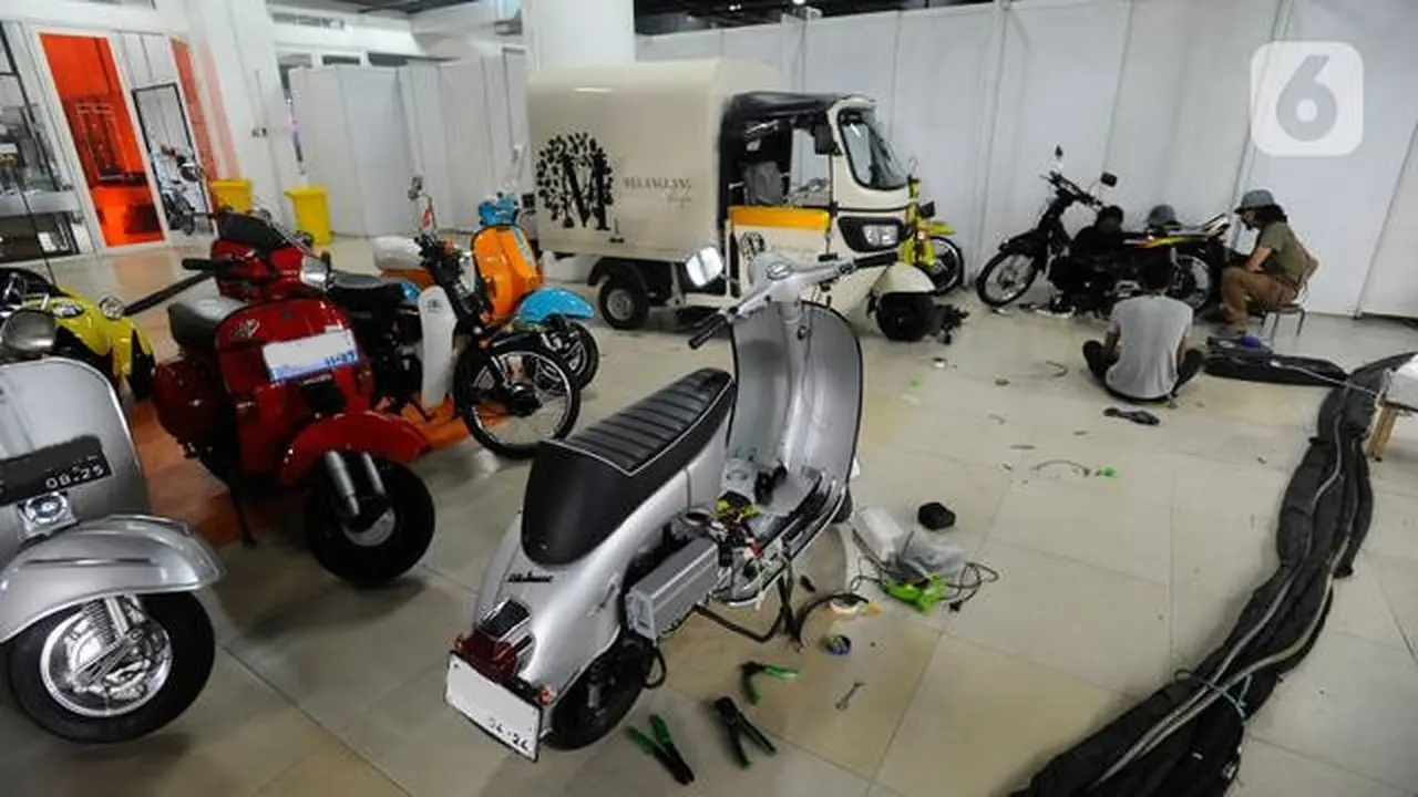 Kementerian ESDM mendapat tugas untuk menyiapkan program motor listrik konversi. Saat ini Kementerian ESDM telah menyiapkan tata cara bagi masyarakat untuk mengikuti program konversi motor listrik. (merdeka.com/Arie Basuki)