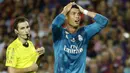 Cristiano Ronaldo, usai diusir wasit, Ronaldo menerima kartu kuning kedua dan secara otomatis menerima kartu merah pada laga Piala Super Spanyol 2017 melawan Barcelona di Camp Nou stadium,Barcelona, (13/8/2017). Real Madrid menang 3-1. (AP/Manu Fernandez)