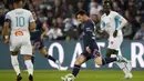 Lionel Messi sempat menjebol gawang Marseille usai menerima umpan Nuno Mendes. Namun gol dianulir wasit akibat sang pemberi umpan telah terlebih dahulu terperangkap offside. (AP/Francois Mori)
