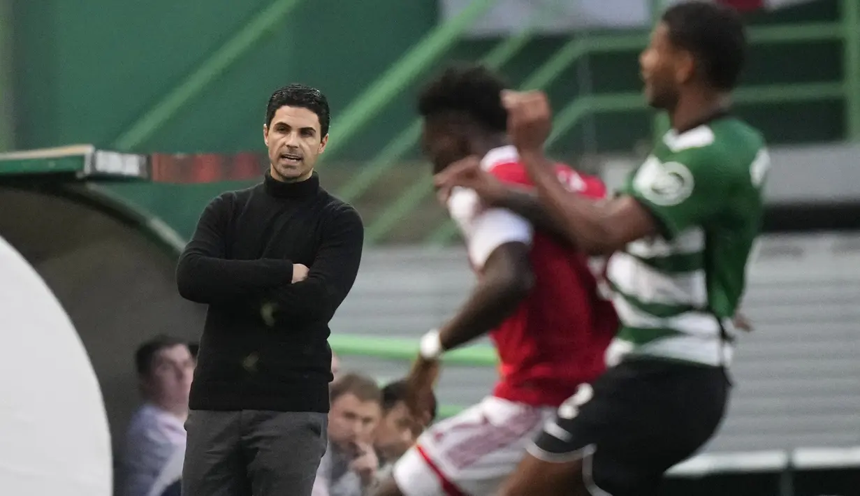 Pelatih Arsenal, Mikel Arteta memberikan instruksi kepada pemainnya saat laga leg pertama Liga Europa 2022/2023 melawan Sporting CP di Jose Alvalade Stadium, Lisbon, Jumat (10/03/2023) dini hari WIB. Laga berakhir dengan skor imbang 2-2. (AP Photo/Armando Franca)