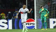 Bomber Paris Saint-Germain (PSG), Kylian Mbappe, merayakan gol yang dicetaknya ke gawang Barcelona dalam leg kedua perempat final Liga Champions di Estadio Olimpic Lluis Companys, Rabu (17/4/2024) dini hari WIB. (AP Photo/Joan Monfort)