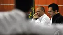 Terdakwa Gulat Medali Emas Manurung mendengarkan keterangan saksi saat mengikuti sidang lanjutan di Pengadilan Tipikor, Jakarta, Senin (29/12/14). (Liputan6.com/Miftahul Hayat)