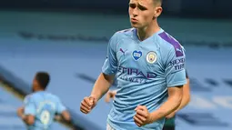 Gelandang Manchester City, Phil Foden berselebrasi usai mencetak gol ke gawang Burnley pada pertandingan lanjutan Liga Inggris di Stadion Etihad di Manchester, Inggris (22/6/2020). Foden mencetak dua gol dan mengantar City menang 5-0 atas Burnley. (Michael Regan/POOL/AFP)