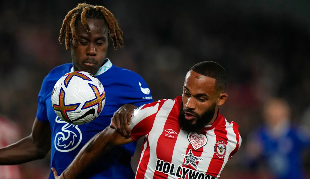 Pemain Chelsea Trevoh Chalobah (kiri) berebut bola dengan pemain Brentford Bryan Mbeumo pada pertandingan sepak bola Liga Inggris di Stadion Gtech Community, London, Inggris, 19 Oktober 2022. Pertandingan berakhir imbang 0-0. (AP Photo/Alastair Grant)