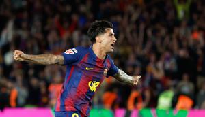 Joao Cancelo dari Barcelona merayakan kemenangan setelah memenangkan pertandingan sepak bola Liga Spanyol antara FC Barcelona dan Real Madrid yang membuat mereka menjadi juara liga Spanyol di Barcelona, Spanyol, Minggu, 10 Mei 2026. (Foto AP/Joan Monfort)