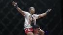 Petarung Filipina, Robin Catalan, melakukan selebrasi usai menaklukkan petarung Indonesia, Stefer Rahardian, pada laga ONE Championship di Istora Senayan, Jakarta, Sabtu (19/1). Stefer Rahardian kalah dari Robin Catalan. (Bola.com/M. Iqbal Ichsan)