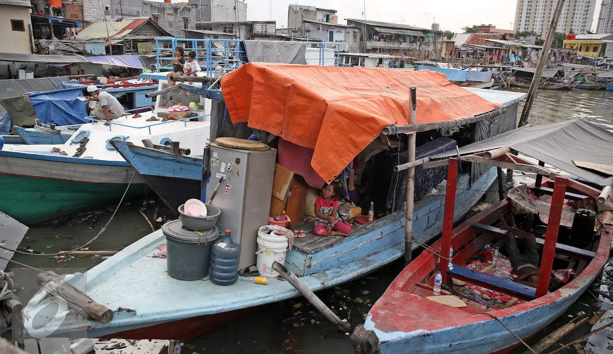 Warga bermukim di atas kapal pasca penggusuran permukiman Pasar Ikan, Jakarta, Selasa (13/4/2016). Warga Pasar Ikan mengaku belum mendapat rumah susun sewa yang telah dijanjikan oleh Pemprov DKI Jakarta. (Liputan6.com/Faizal Fanani)