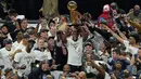 Milwaukee Bucks berhasil angkat piala NBA musim 2020/2021 setelah kalahkan Phoenix Suns di gim keenam dengan skor 105-98. Walaupun awalnya tertinggal 0-2 pada dua gim pertama, Bucks mampu balikkan kedaan menjadi 4-2 di empat gim berikutnya. (Foto: AP/Paul Sancya)