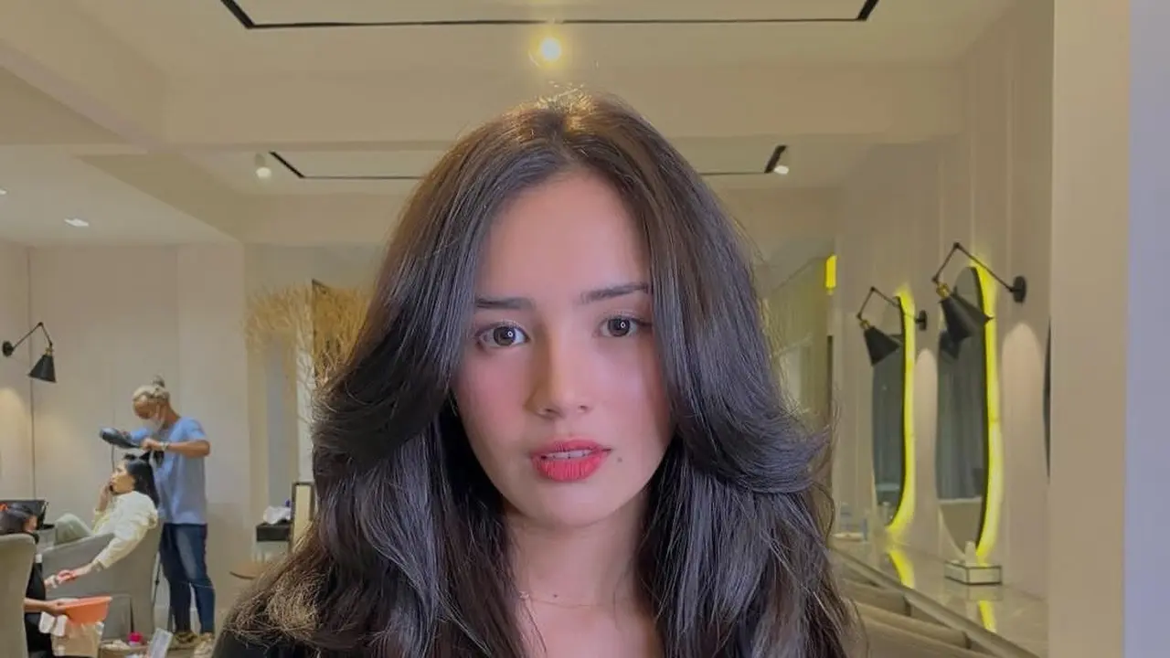 Beby Tsabina tampil dengan gaya rambut baru