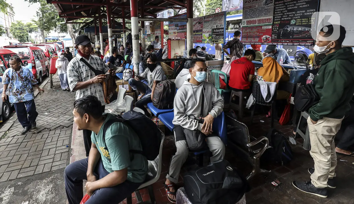 <p>Calon penumpang menunggu bus Antar Kota Antar Provinsi (AKAP) di Terminal Grogol, Jakarta Barat, Kamis (28/4/2022). Jelang Hari Raya Idul Fitri, Terminal Grogol mulai dipadati pemudik yang akan pulang ke kampung halaman untuk merayakan Lebaran. (Liputan6.com/Johan Tallo)</p>