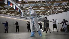 Seorang tenaga medis memimpin senam Tai Chi di rumah sakit sementara COVID-19 di Istana Es Krylatskoye di Moskow, Rabu (10/2/2021). Rusia mencatat lebih dari empat juta kasus infeksi virus corona pada Rabu (10/2) dan merupakan jumlah kasus tertinggi keempat di dunia. (AP/Alexander Zemlianichenko)