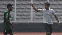 Asisten pelatih Timnas Indonesia U-22, Yunan Helmi, memberikan instruksi saat latihan di Lapangan ABC Senayan, Jakarta, Selasa (8/1). Latihan ini merupakan persiapan jelang Piala AFF U-22. (Bola.com/Vitalis Yogi Trisna)