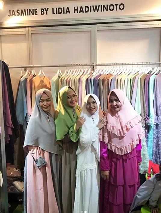 “Sekali kali belajar gakpapa ya..jangn di bully😅👋wkkwkwk,” tulis Evelin. Dan ternyata, baju syar I yang dikenakannya ini merupakan hadiah. “tiba2 di kasih surprise baju syari sama teh @chintatanjung,” tambahnya. (Instagram/evelinnadaanjani)