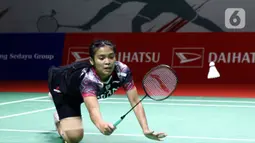 Pebulu tangkis tunggal putri Indonesia Gregoria Mariska Tunjung saat melawan Pusarla V. Sindhu (India) pada Babak 16 Besar Indonesia Masters 2022 di Istora Senayan, Jakarta, Kamis (9/6/2022). Gregoria Mariska gagal melaju ke babak selanjutnya. (Liputan6.com/Helmi Fithriansyah)