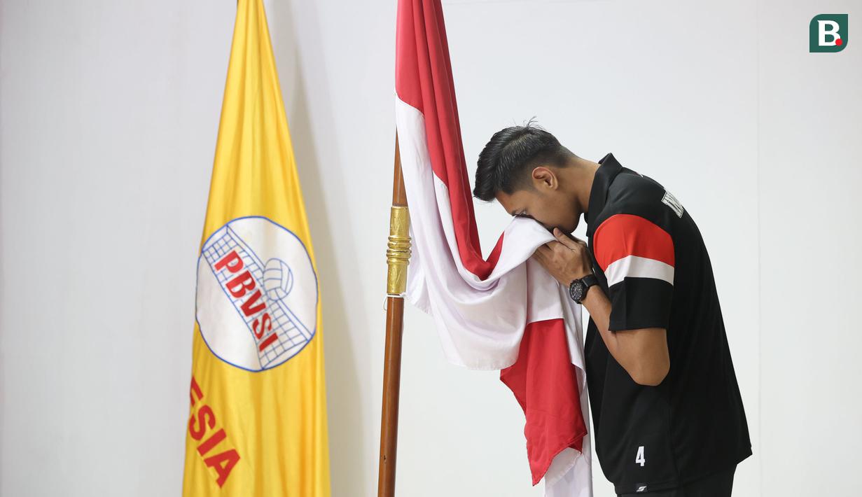 Pemain Timnas Voli Putra Indonesia U-21 mencium bendera merah putih saat acara pelepasan di Padepokan Voli Jenderal Polisi Kunarto, Sentul, Bogor, Senin (18/8/2025). Tim Merah Putih akan mengikuti Kejuaraan Dunia U-21 di China. (Bola.com/M Iqbal Ichsan)