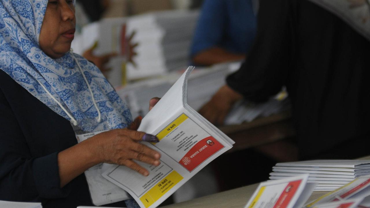 Dia pun sempat merekam sejumlah warga yang keluar rumah. Karena panik, warga langsung berhamburan dan pergi dengan menutup wajah.