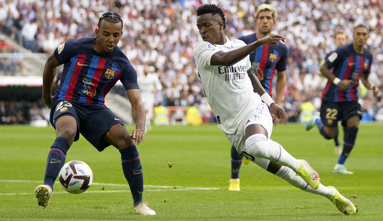 Tuan rumah Real Madrid memperoleh peluang pertama saat laga berjalan tujuh menit. Bola sepakan Vinicius Junior dari dalam kotak penalti masih melenceng dari sasaran. (AP/Manu Fernandez)